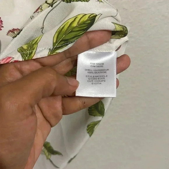 Equipment Femme White Floral Berries Print Short Sleeves Silk Blouse Top - Picture 4 of 5